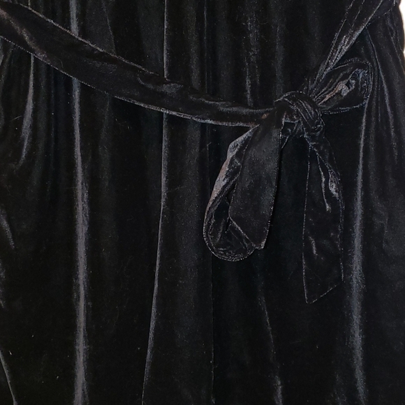 Large velvet black dress with ruffle short sleeve - Picture 3 of 3